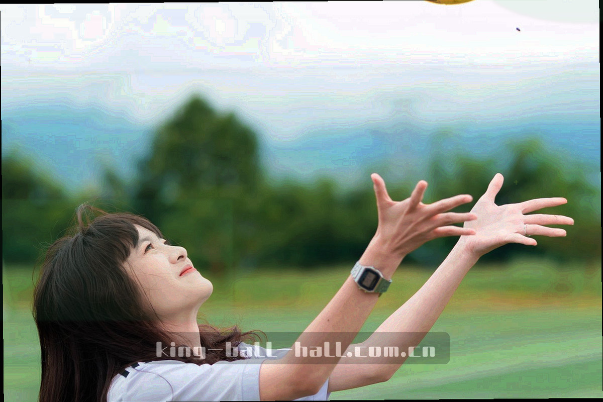客厅场景中多块屏幕同时显示不同集锦进度，画面偏暗